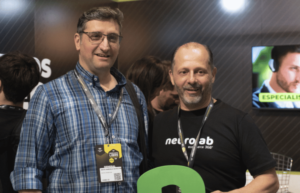 Néstor Arranz con integrantes de la comunidad de Mercado Libre
