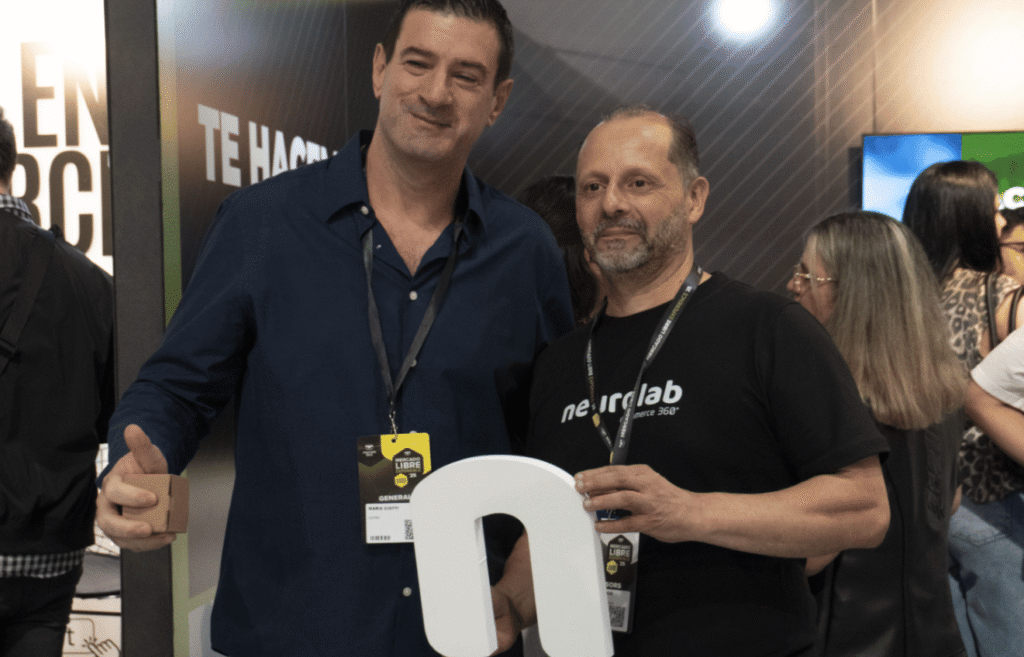 Néstor Arranz conversando con un asistente en MELI Experience 2025