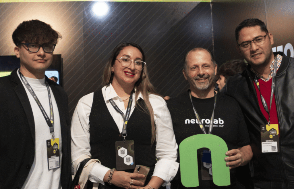 Néstor Arranz de Neurolab junto a un participante de MELI Experience 2025