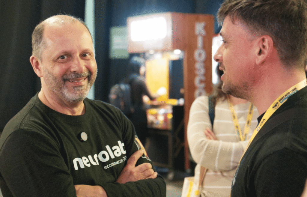 Néstor Arranz conversando con un asistente en MELI Experience 2026