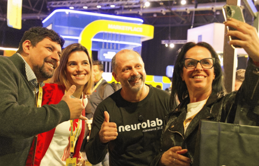 Néstor Arranz junto a colegas consultores en MELI Experience 2026